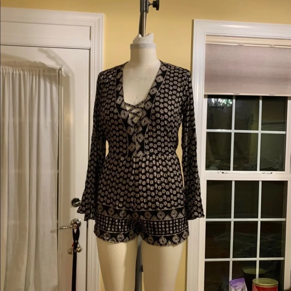 FOREVER 21 - Boho Print Lace Up Romper M